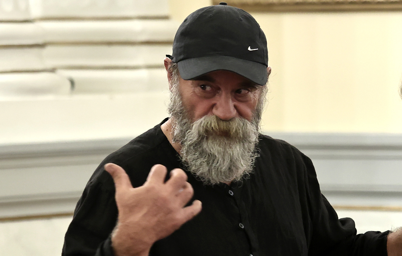 «Ο &#8216;Αλλος Άνθρωπος»: Στο εδώλιο ο Κωνσταντίνος Πολυχρονόπουλος για τη διαχείριση των δωρεών &#8211; Μαζί με τον γαμπρό και τη μητέρα του