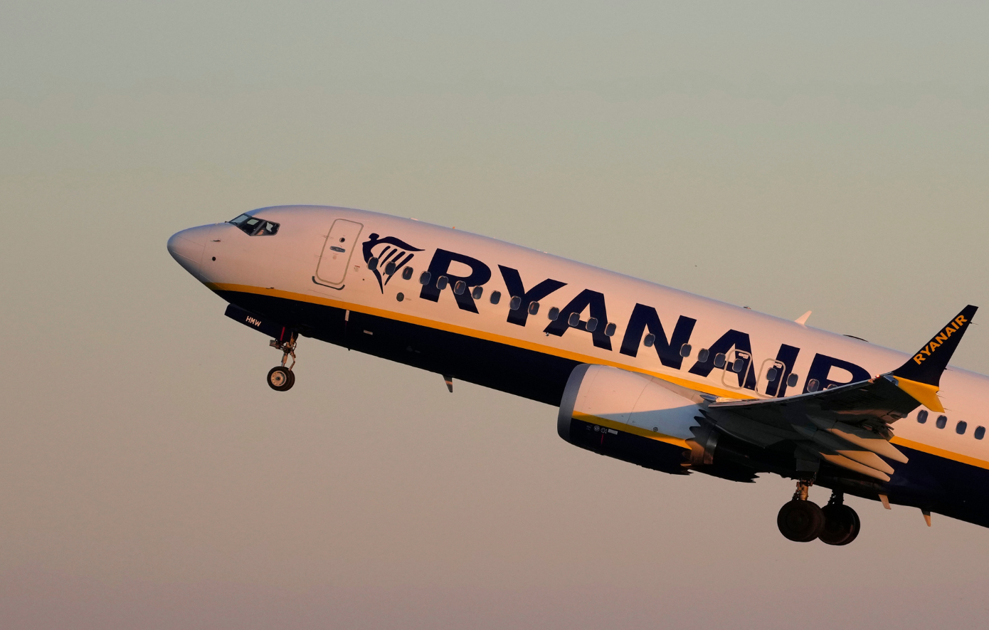 Η Ryanair μήνυσε επιβάτη για ακατάλληλη συμπεριφορά – Ζητάει 15.000 ευρώ αποζημίωση