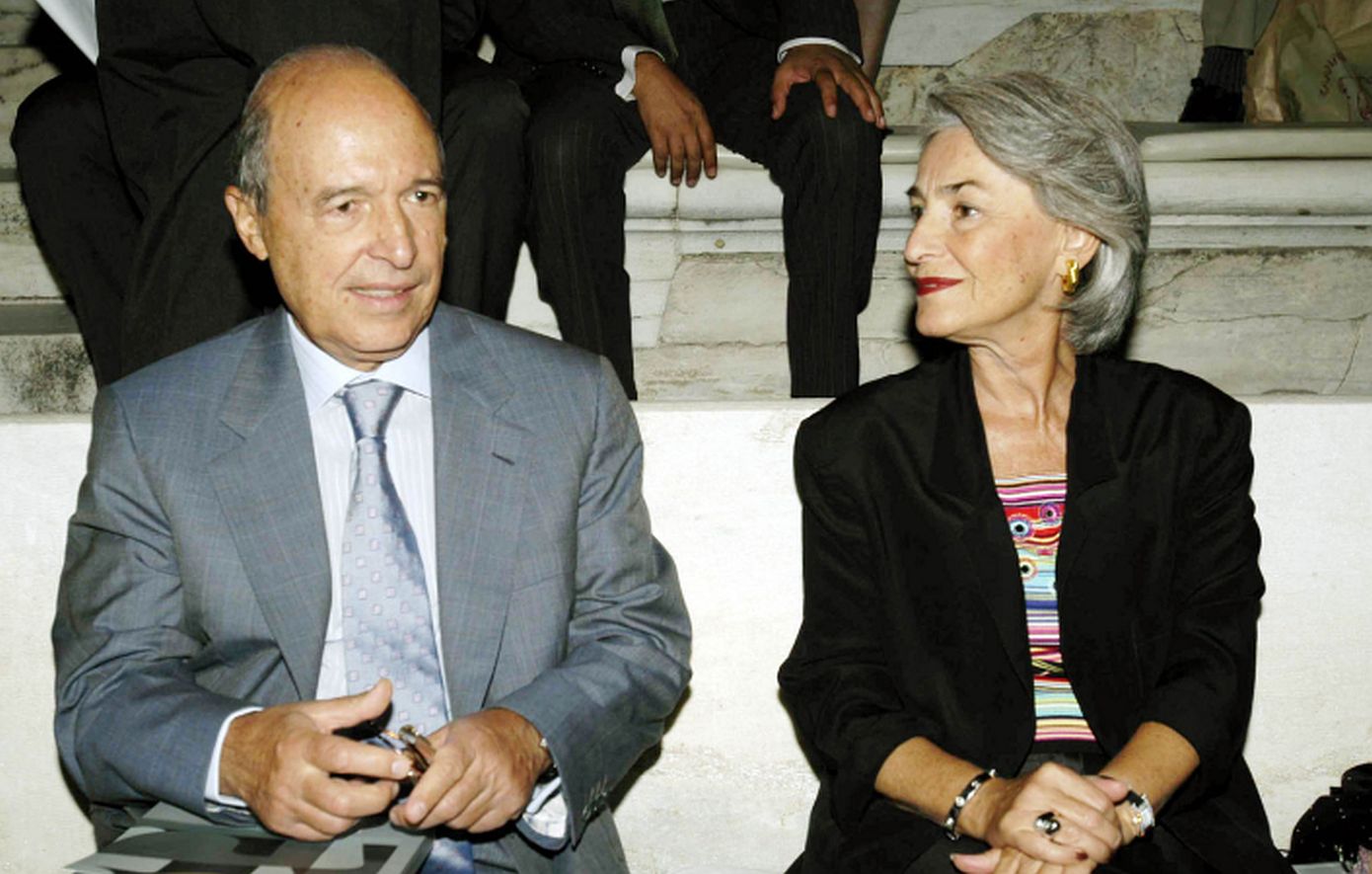 Συνεργάτιδα του Κώστα Σημίτη απαντά στα περί «αποποίησης της σύνταξής του» από τη σύζυγό του Δάφνη