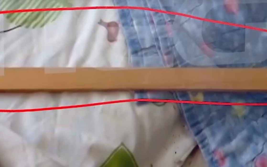 Με αυτό το ξύλο βασάνιζαν τον 3χρονο Άγγελο η μητέρα του και ο σύντροφός της &#8211; Εικόνες από το σπίτι-κολαστήριο