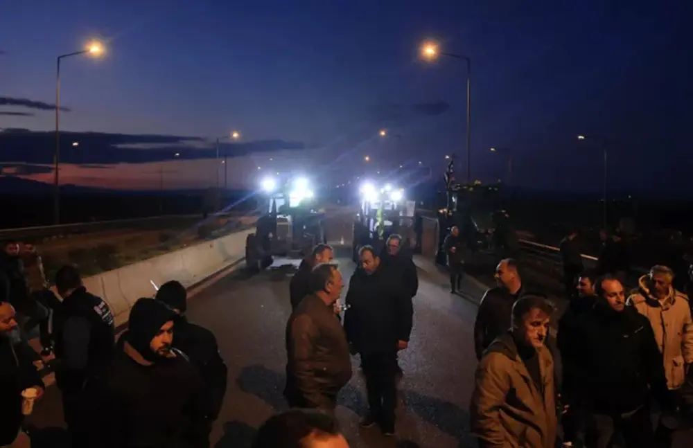 Σε οκτώ οδικούς κόμβους της Κεντρικής Μακεδονίας παραμένουν τα τρακτέρ των αγροτών
