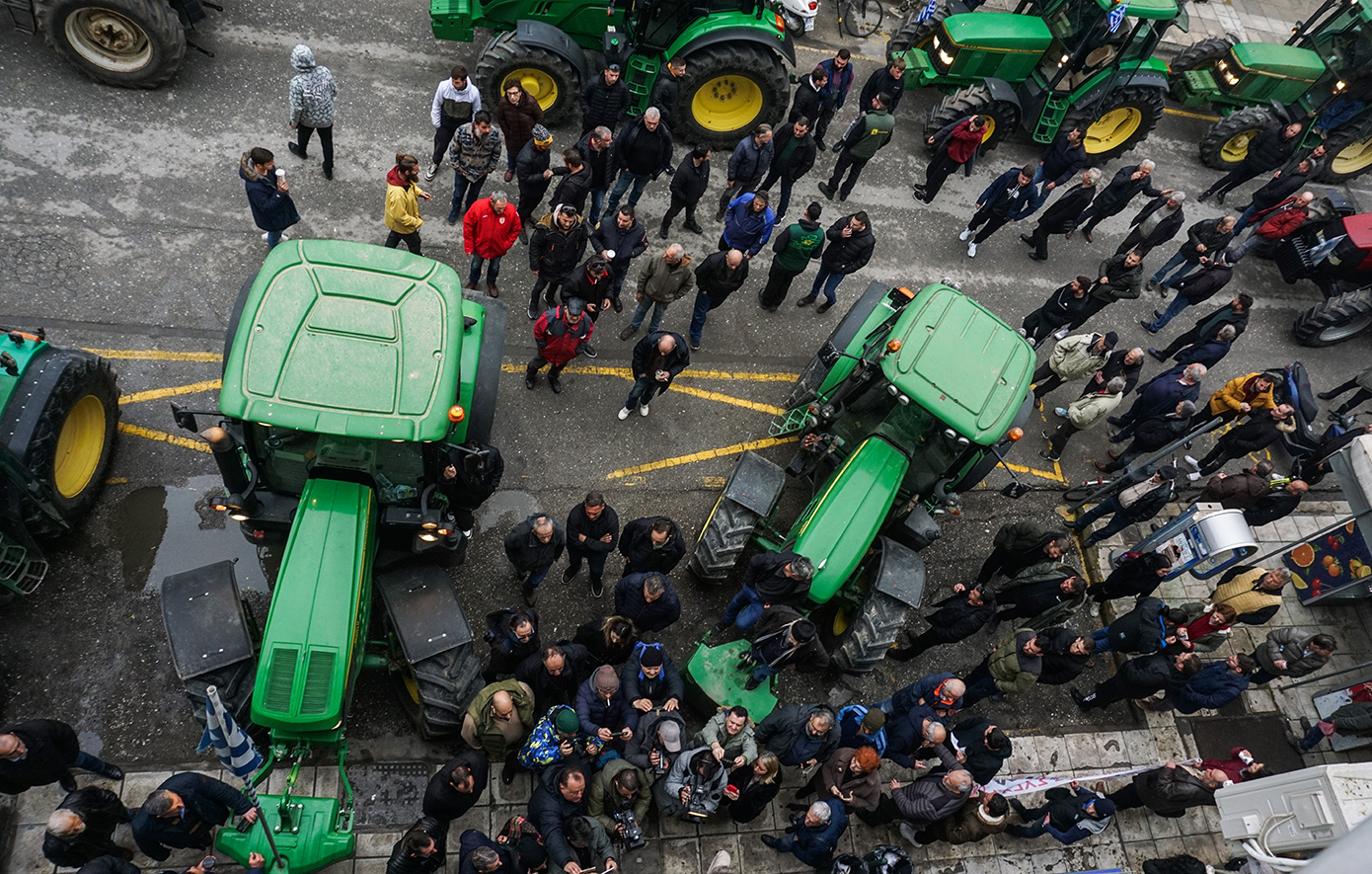 Ένταση και χημικά στον Πλατύκαμπο ενόψει του αγροτικού μπλόκου στη Νίκαια