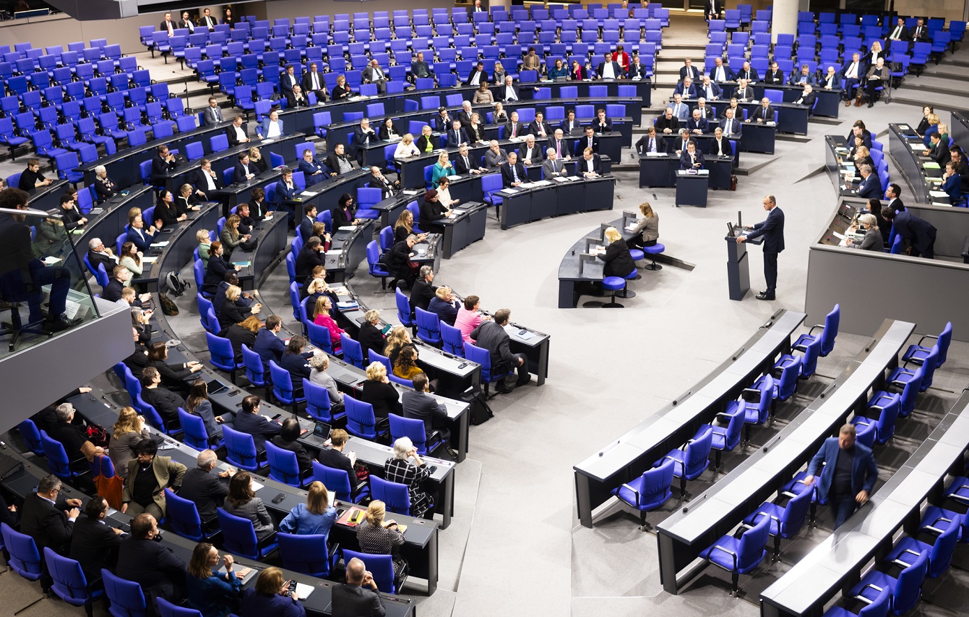 H Bundestag ενέκρινε ψήφισμα για αναστολή του ασύλου και απόρριψη μεταναστών στα γερμανικά σύνορα – Τη στήριξαν CDU/CSU και AfD