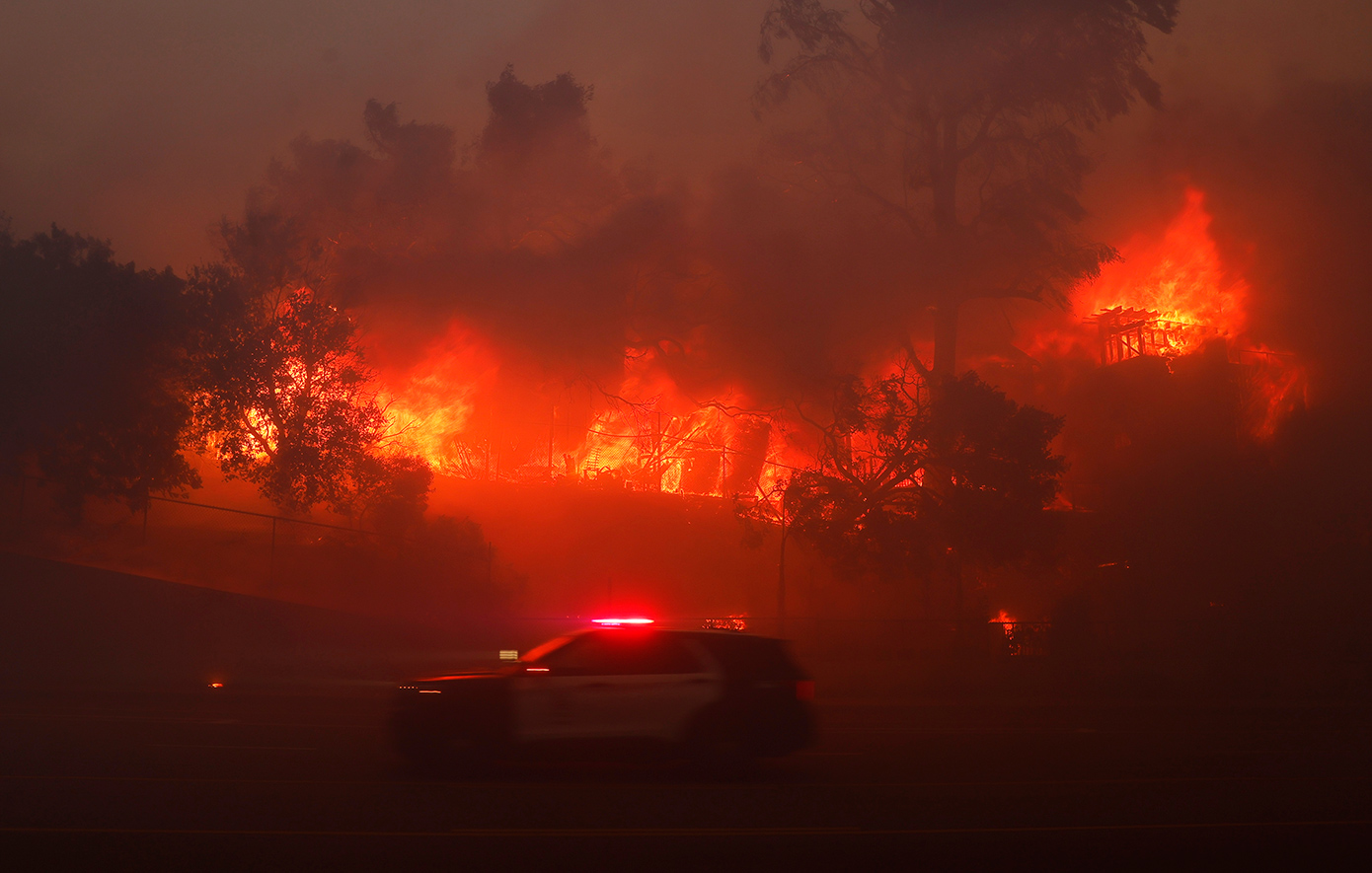 Φωτιά εκτός ελέγχου στην Καλιφόρνια