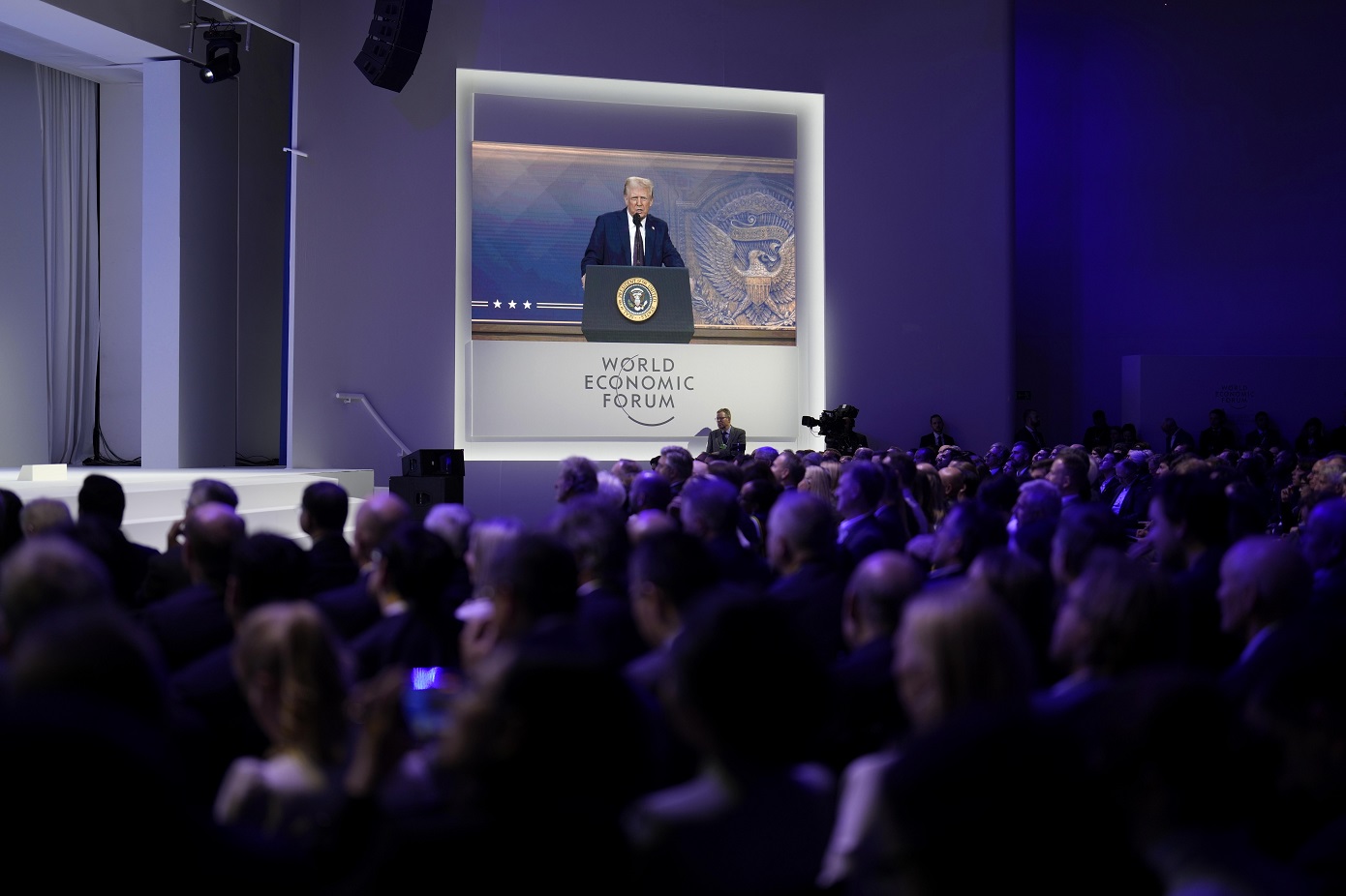 Τραμπ από Νταβός: Απειλεί με δασμούς και θέλει να συναντήσει τον Πούτιν για να βάλει τέλος στον πόλεμο στην Ουκρανία