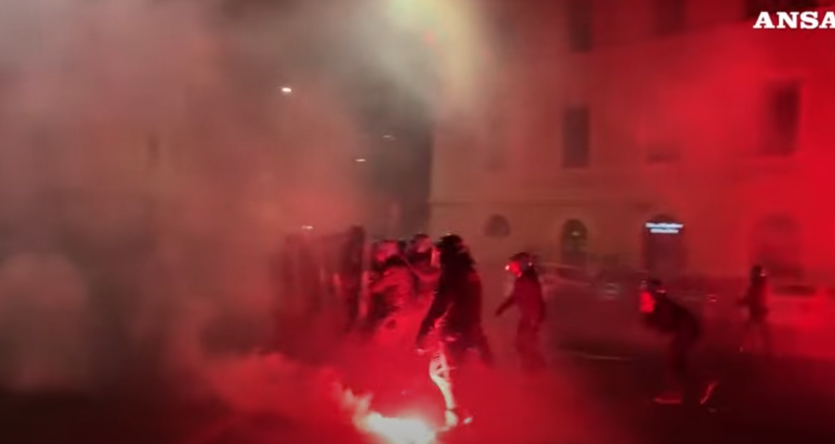 Συγκρούσεις της αστυνομίας με διαδηλωτές στην Ιταλία για 19χρονο που δεν είχε σταματήσει σε έλεγχο και σκοτώθηκε μετά από ανθρωποκυνηγητό