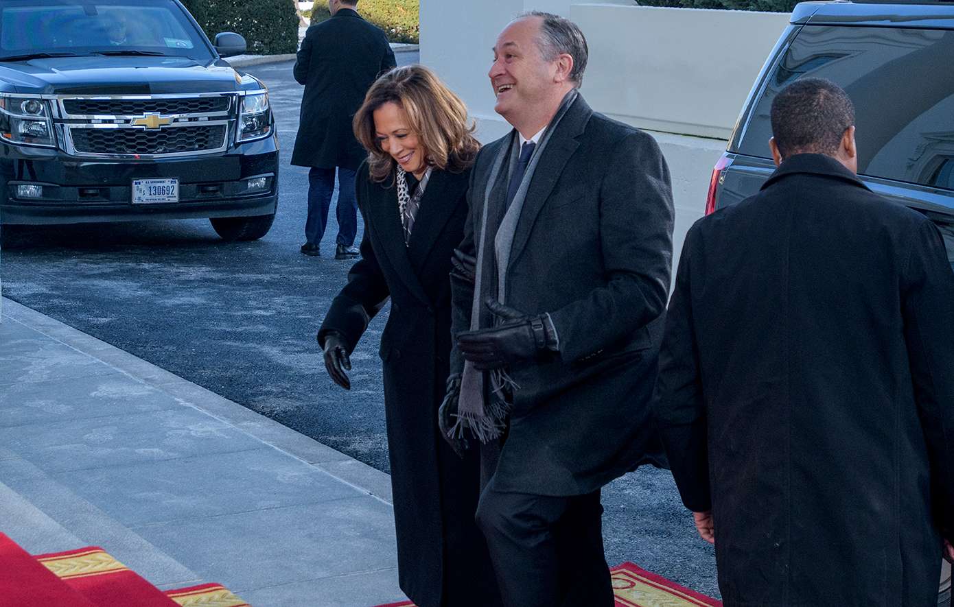 Κάμαλα Χάρις - Ντάγκλας Έμχοφ Κάμαλα Χάρις - Ντάγκλας Έμχοφ