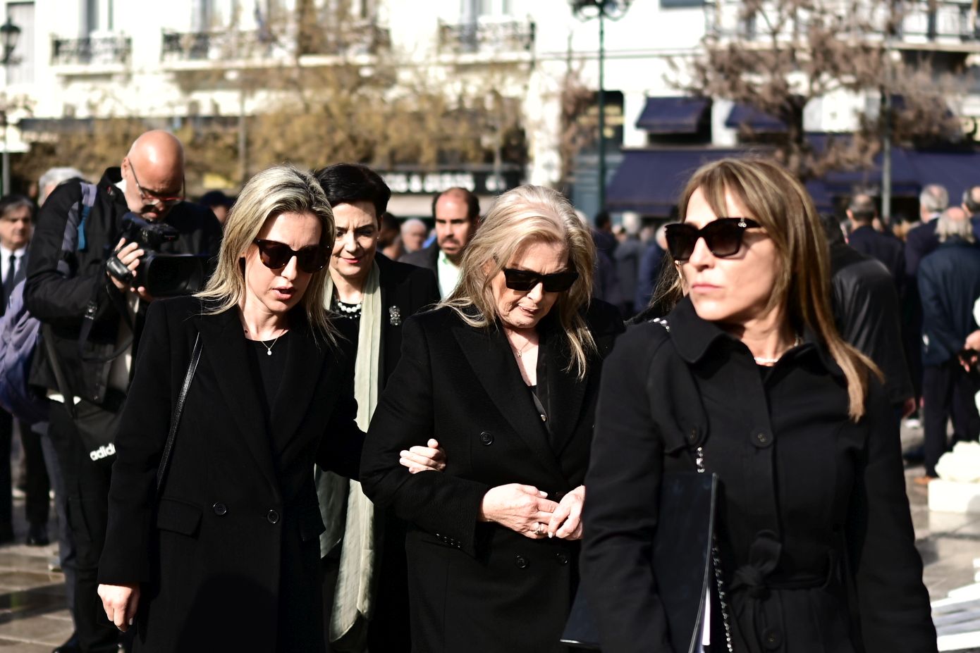 Το τελευταίο αντίο στον Μίμη Δομάζο: Πλήθος κόσμου αποχαιρετά τον «στρατηγό» του ελληνικού ποδοσφαίρου – «Όλη η Ελλάδα θρηνεί»