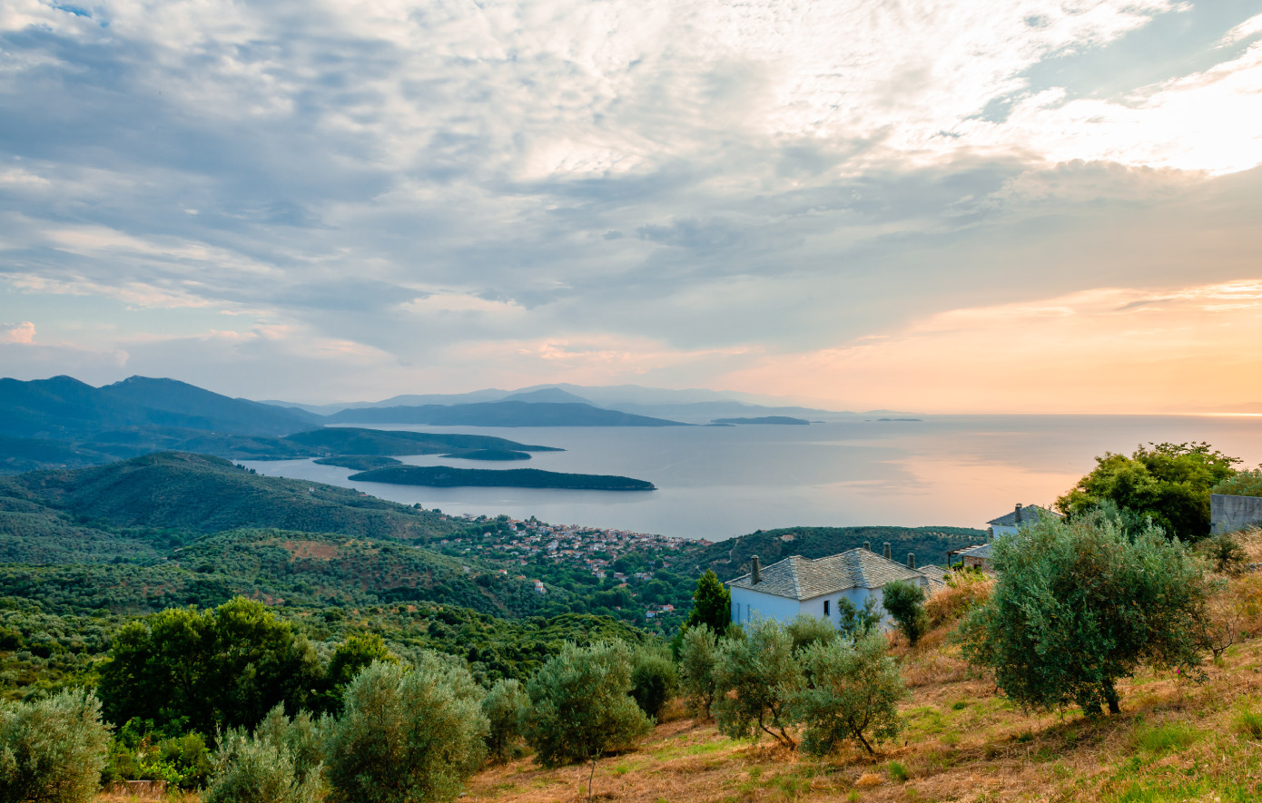 Το χωριό στο Πήλιο με το παλαιότερο καφενείο στην Ελλάδα που φιλοξένησε από τον Παπαδιαμάντη μέχρι τον Σεφέρη