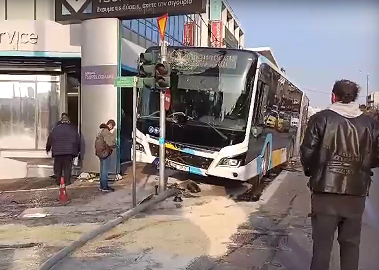 «Κάποιος πετάχτηκε, για να μην τον σκοτώσω, το έριξα έξω» – Τι είπε ο οδηγός λεωφορείου που «καρφώθηκε» σε φανάρι στη Μεσογείων