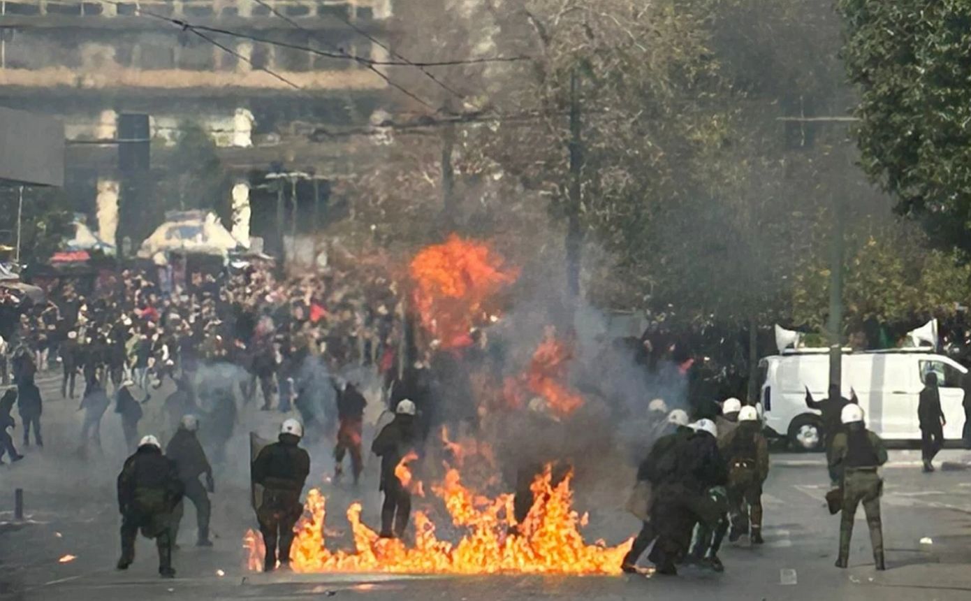 Δώδεκα προσαγωγές και μία σύλληψη στα επεισόδια στο κέντρο της Αθήνας – Τραυματίστηκαν τέσσερις αστυνομικοί