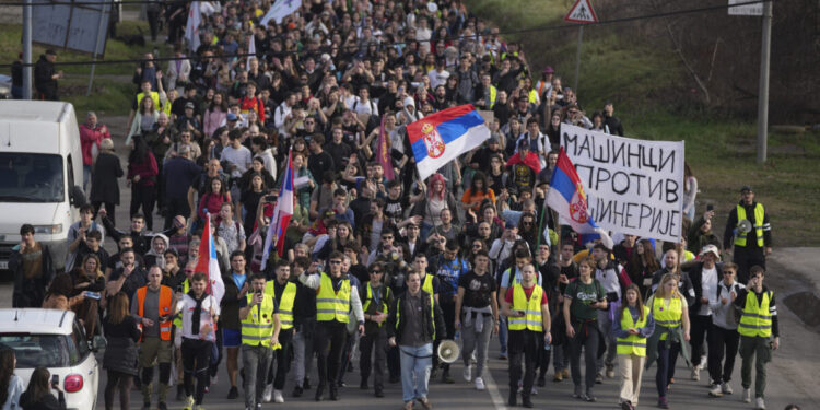 Συνεχίζονται οι διαδηλώσεις στη Σερβία &#8211; Πορεία 100 χιλιομέτρων από εκατοντάδες φοιτητές για το τραγικό δυστύχημα