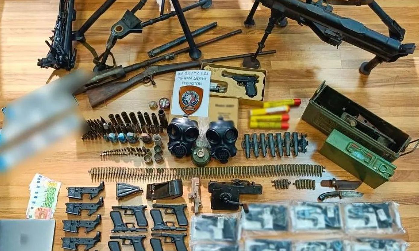 Συνελήφθη 43χρονος στον Πειραιά: Στο σπίτι του έκρυβε ολόκληρο οπλοστάσιο – Βρέθηκαν καραμπίνα, χειροβομβίδες και όπλα