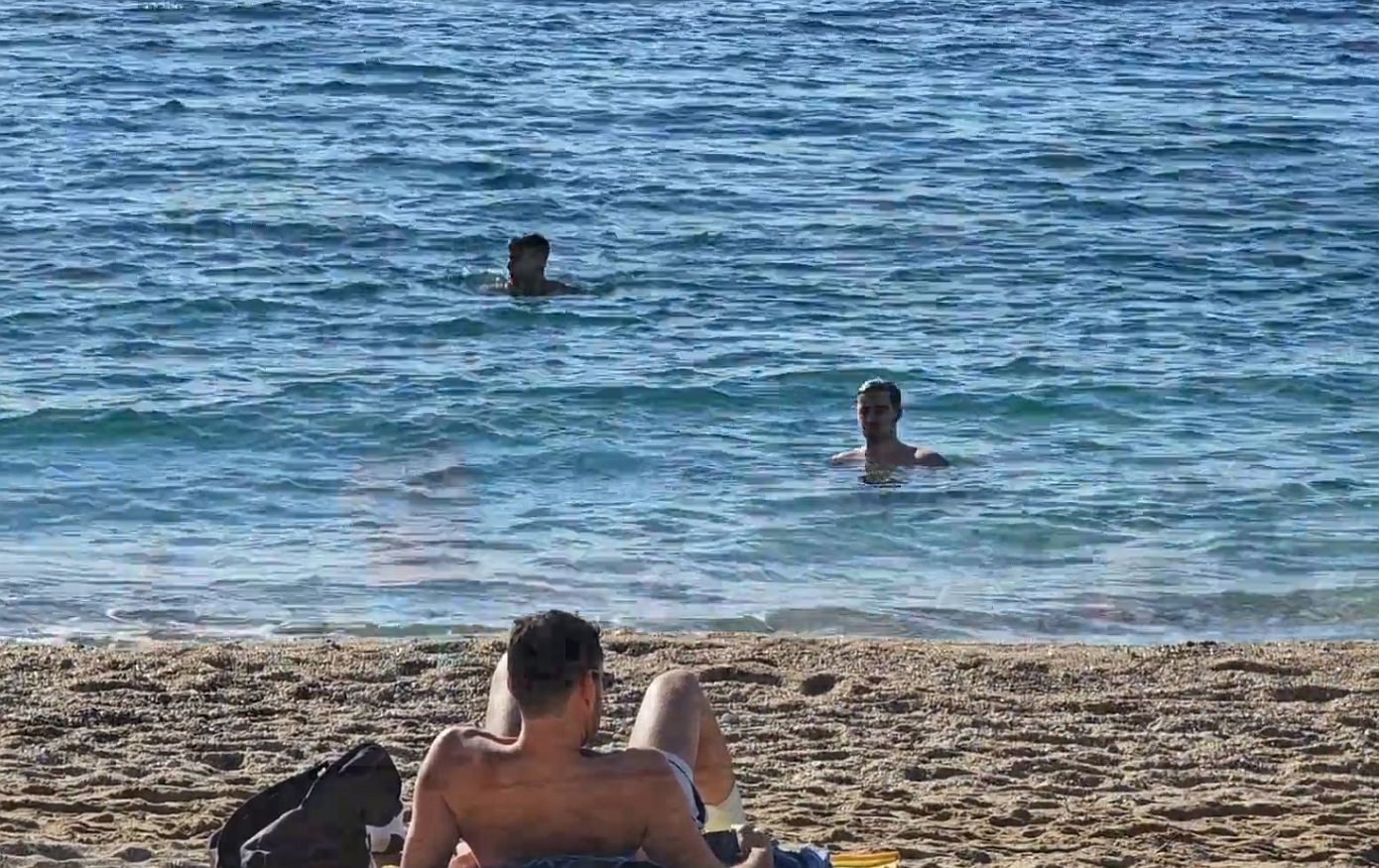 Βουτιές στις παραλίες των νοτίων προαστίων της Αθήνας λίγο πριν την επιδείνωση του καιρού