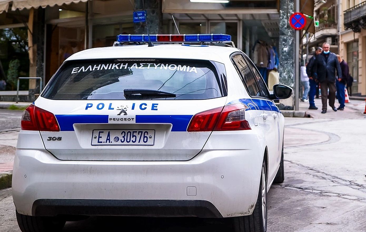 Τρόμος στον Άλιμο: Άγρια επίθεση κουκουλοφόρων με γκλοπ σε παρέα μαθητών – Δύο τραυματίες στο ΚΑΤ