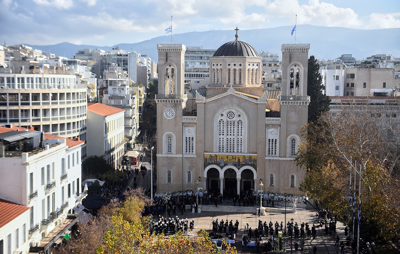 Πλήθος κόσμου έξω από τη Μητρόπολη Αθηνών, αποχαιρετά τον Κώστα Σημίτη
