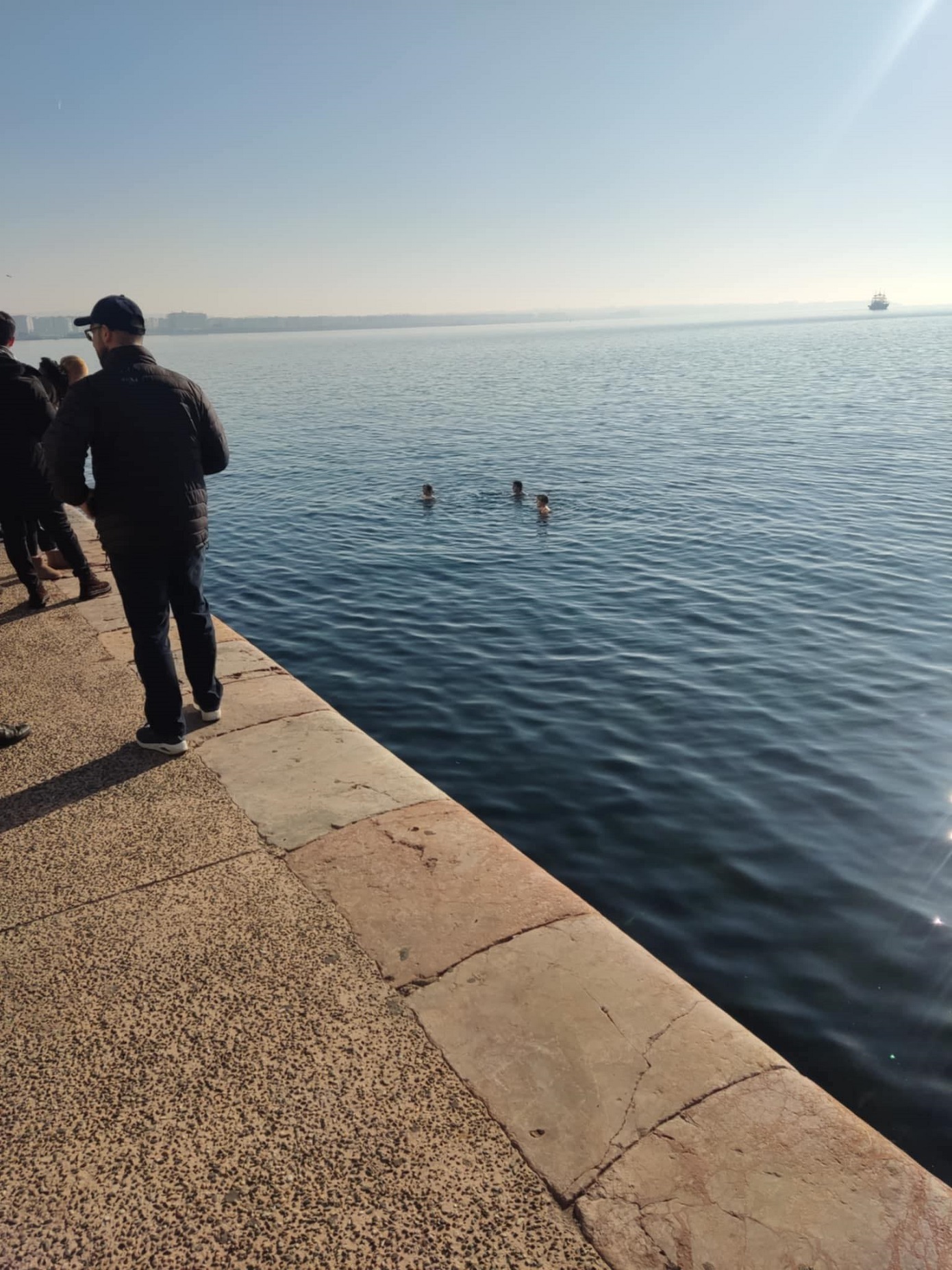 Φοιτήτριες από Πορτογαλία και Βέλγιο βούτηξαν στον Θερμαϊκό για το πρώτο μπάνιο του 2025
