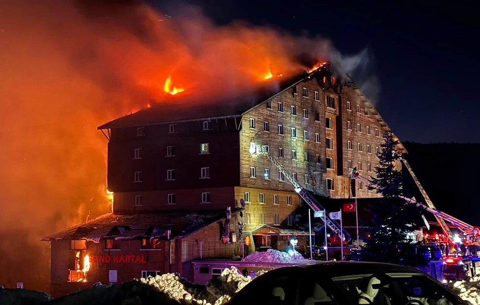 Ολόκληρες οικογένειες χάθηκαν από τη φωτιά στο ξενοδοχείο «Grand Kartal» στην Τουρκία