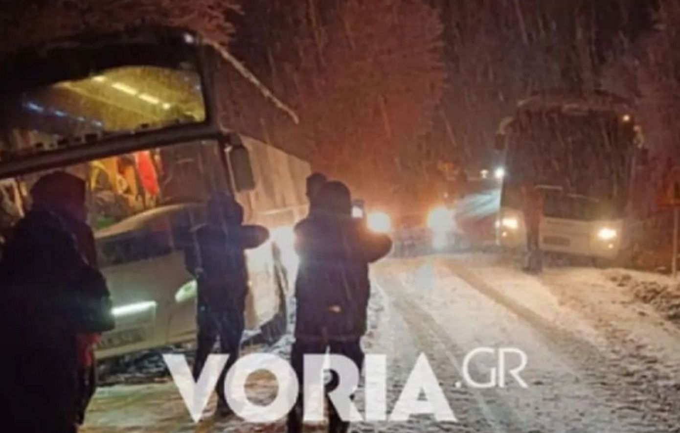 Νάουσα: Επιχείρηση απεγκλωβισμού από τα 3-5 Πηγάδια – Κόλλησαν στο χιόνι τουριστικά λεωφορεία