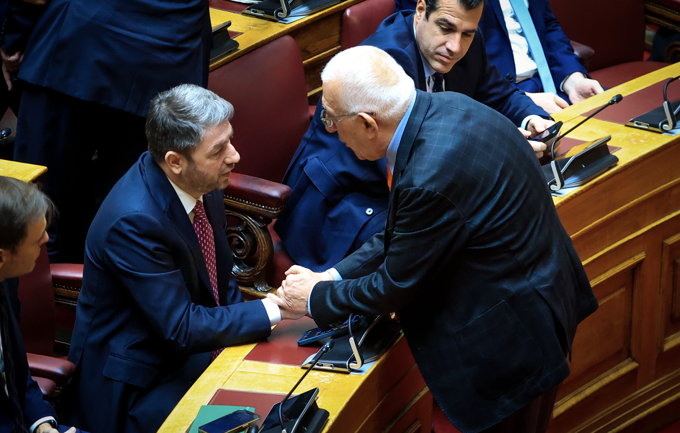 Τα χαμόγελα, οι selfies, τα «πηγαδάκια» και το παρασκήνιο από την εκλογή Κακλαμάνη ως προέδρου της Βουλής