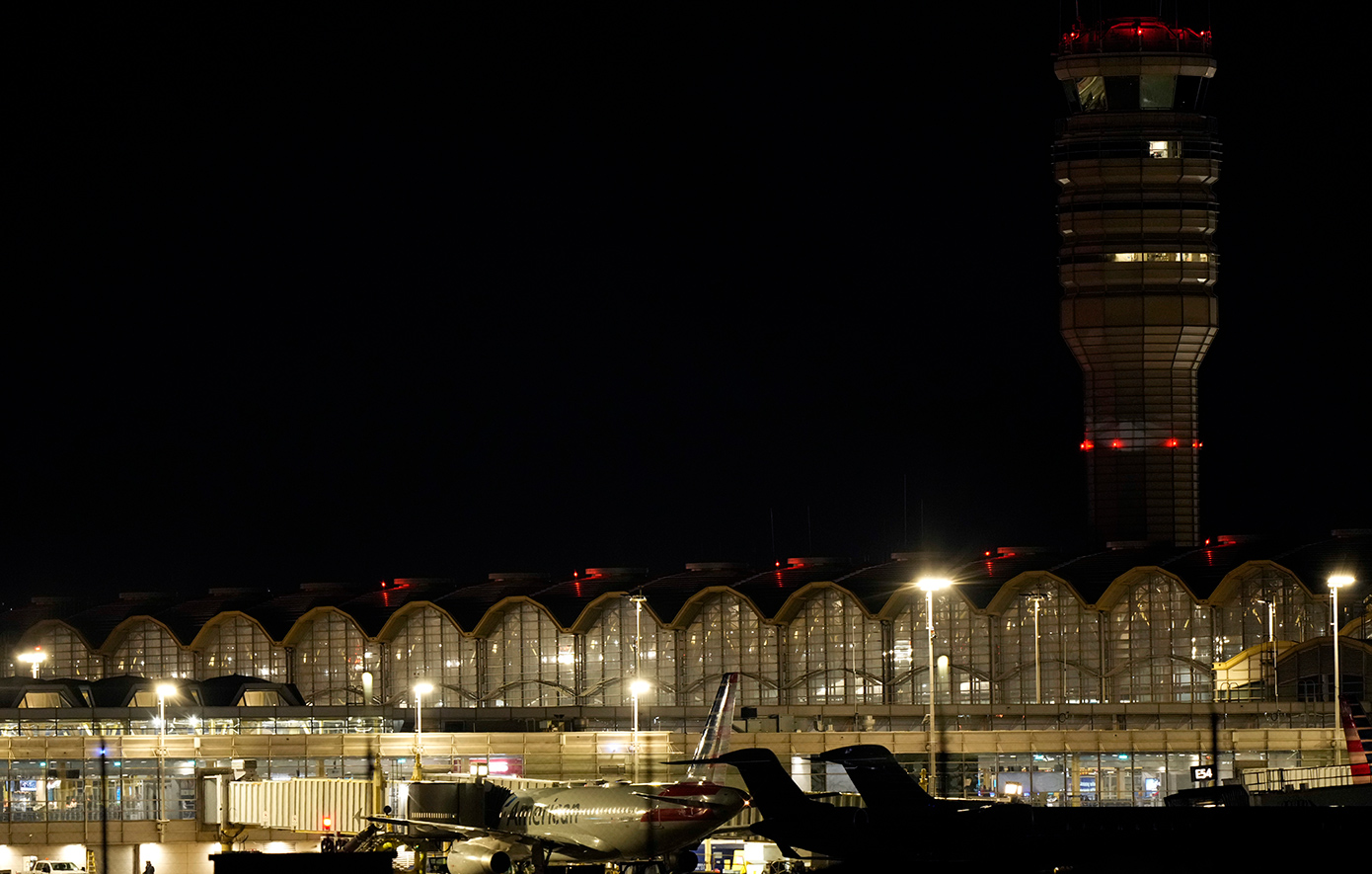 Τραγωδία στην Ουάσινγκτον: Αεροπλάνο με δεκάδες επιβάτες συγκρούστηκε με ελικόπτερο του στρατού Τραγωδία στην Ουάσινγκτον: Αεροπλάνο με δεκάδες επιβάτες συγκρούστηκε με ελικόπτερο του στρατού