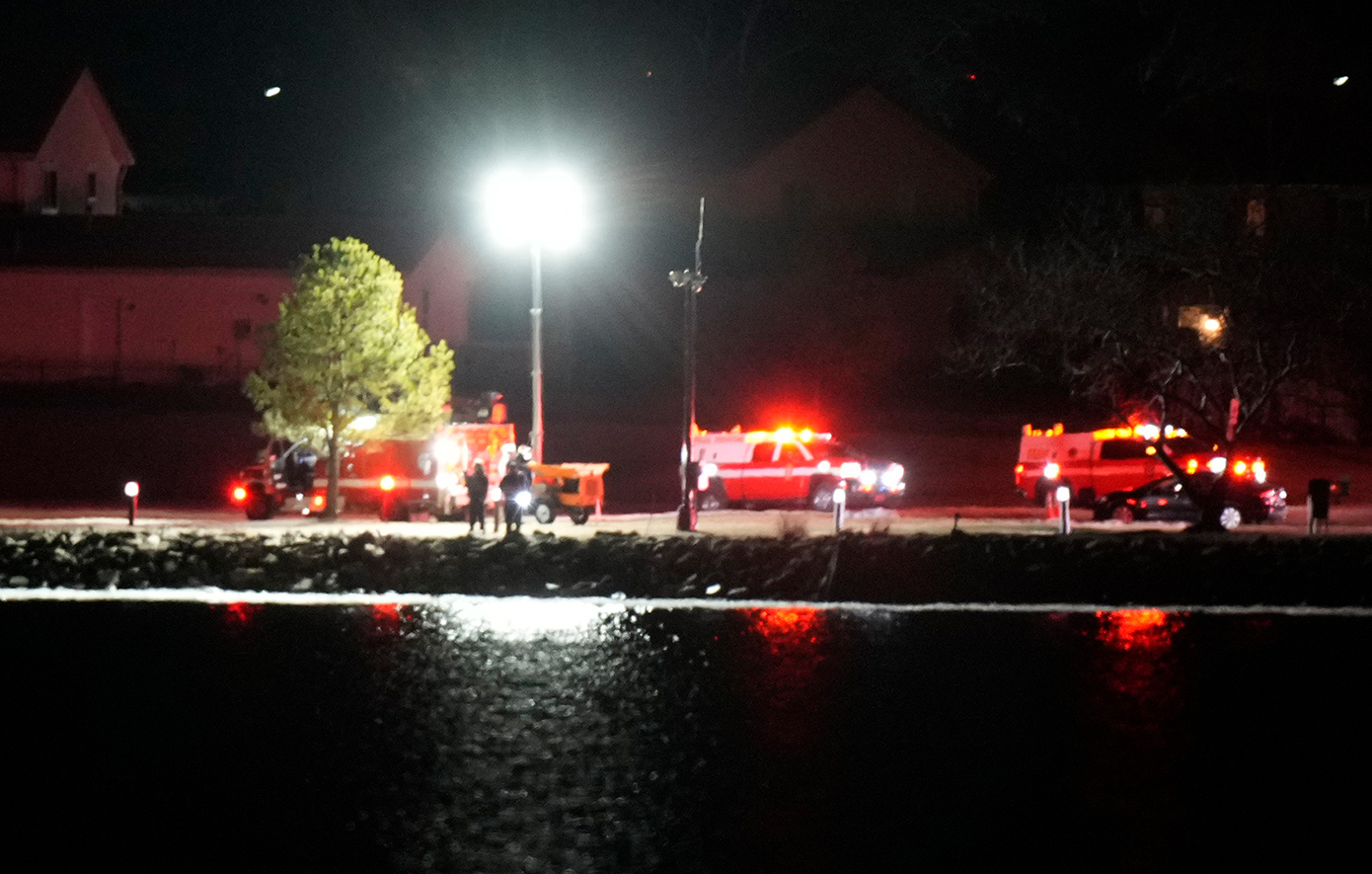 Τραγωδία στην Ουάσινγκτον: Αεροπλάνο με δεκάδες επιβάτες συγκρούστηκε με ελικόπτερο του στρατού Τραγωδία στην Ουάσινγκτον: Αεροπλάνο με δεκάδες επιβάτες συγκρούστηκε με ελικόπτερο του στρατού