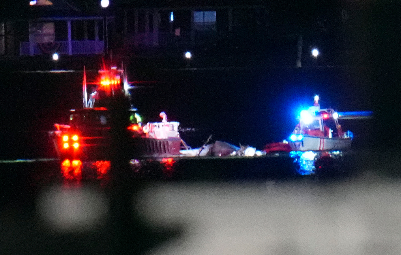 Τραγωδία στην Ουάσινγκτον: Αεροπλάνο με δεκάδες επιβάτες συγκρούστηκε με ελικόπτερο του στρατού Τραγωδία στην Ουάσινγκτον: Αεροπλάνο με δεκάδες επιβάτες συγκρούστηκε με ελικόπτερο του στρατού