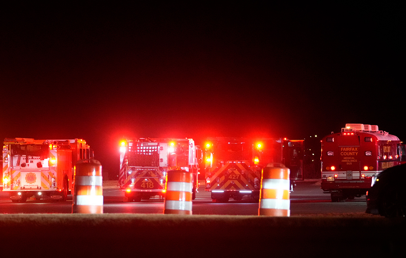 Τραγωδία στην Ουάσινγκτον: Αεροπλάνο με δεκάδες επιβάτες συγκρούστηκε με ελικόπτερο του στρατού Τραγωδία στην Ουάσινγκτον: Αεροπλάνο με δεκάδες επιβάτες συγκρούστηκε με ελικόπτερο του στρατού