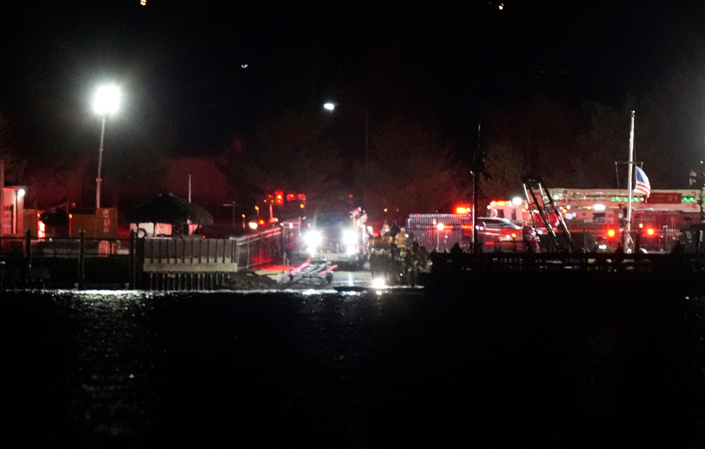 Τραγωδία στην Ουάσινγκτον: Αεροπλάνο με δεκάδες επιβάτες συγκρούστηκε με ελικόπτερο του στρατού Τραγωδία στην Ουάσινγκτον: Αεροπλάνο με δεκάδες επιβάτες συγκρούστηκε με ελικόπτερο του στρατού