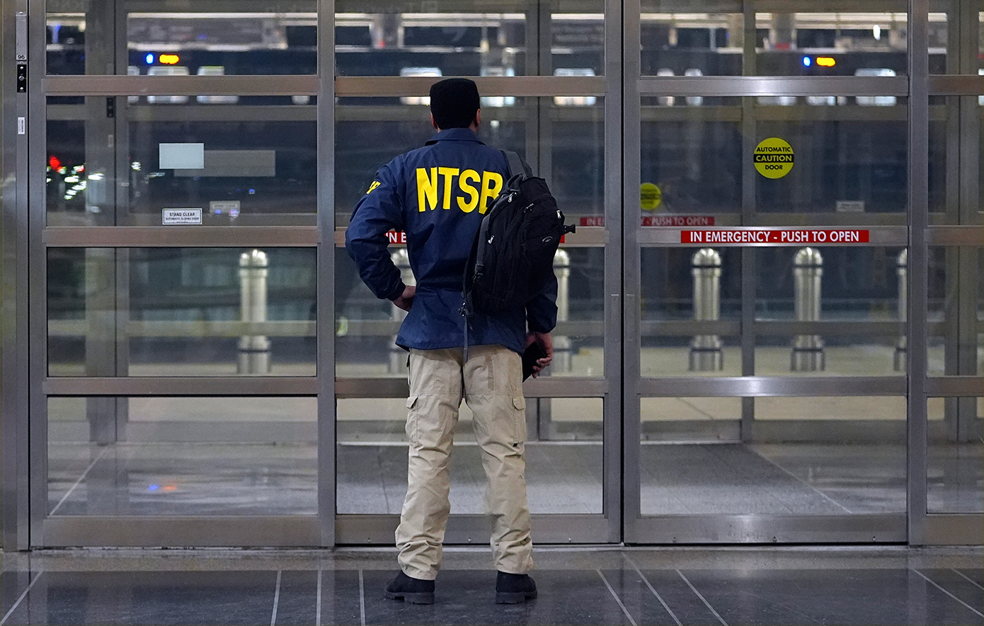 Τραγωδία στην Ουάσινγκτον: Αεροπλάνο με δεκάδες επιβάτες συγκρούστηκε με ελικόπτερο του στρατού Τραγωδία στην Ουάσινγκτον: Αεροπλάνο με δεκάδες επιβάτες συγκρούστηκε με ελικόπτερο του στρατού