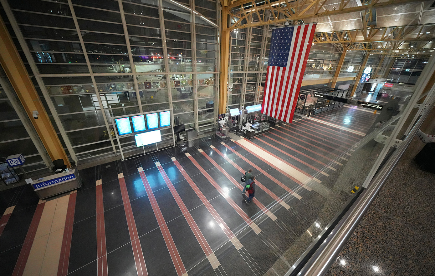 Τραγωδία στην Ουάσινγκτον: Αεροπλάνο με δεκάδες επιβάτες συγκρούστηκε με ελικόπτερο του στρατού Τραγωδία στην Ουάσινγκτον: Αεροπλάνο με δεκάδες επιβάτες συγκρούστηκε με ελικόπτερο του στρατού
