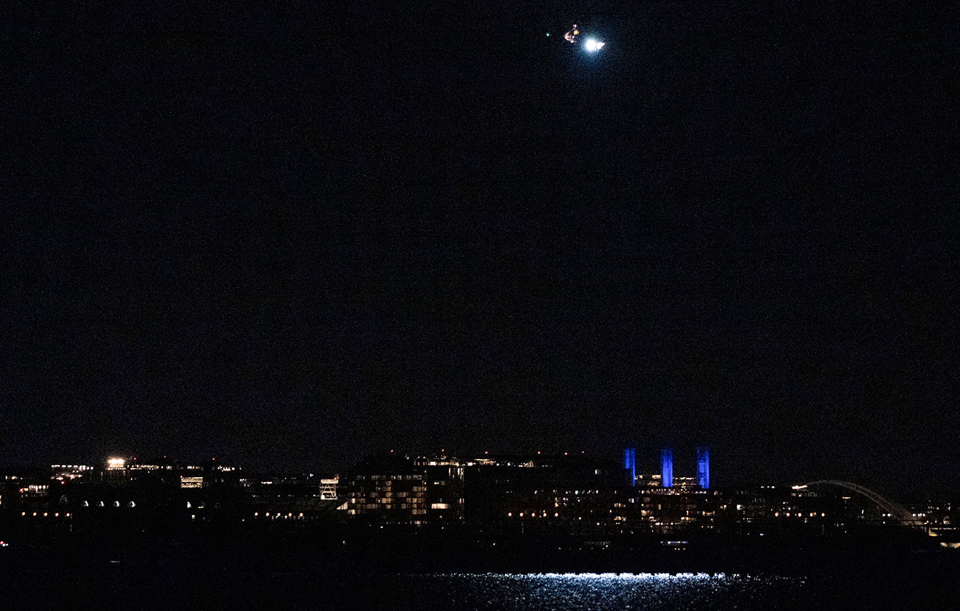 Τραγωδία στην Ουάσινγκτον: Αεροπλάνο με δεκάδες επιβάτες συγκρούστηκε με ελικόπτερο του στρατού Τραγωδία στην Ουάσινγκτον: Αεροπλάνο με δεκάδες επιβάτες συγκρούστηκε με ελικόπτερο του στρατού