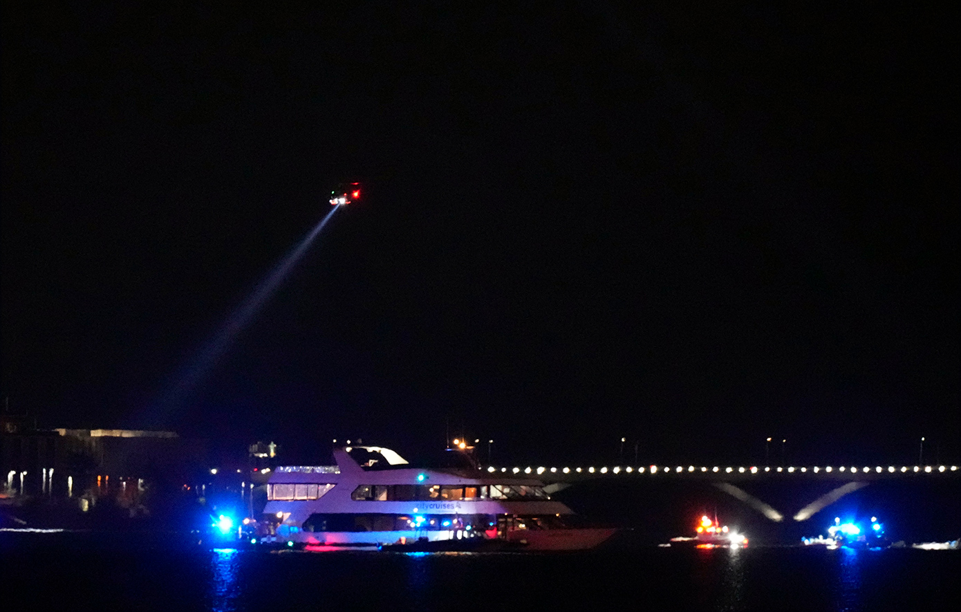 Τραγωδία στην Ουάσινγκτον: Αεροπλάνο με δεκάδες επιβάτες συγκρούστηκε με ελικόπτερο του στρατού Τραγωδία στην Ουάσινγκτον: Αεροπλάνο με δεκάδες επιβάτες συγκρούστηκε με ελικόπτερο του στρατού