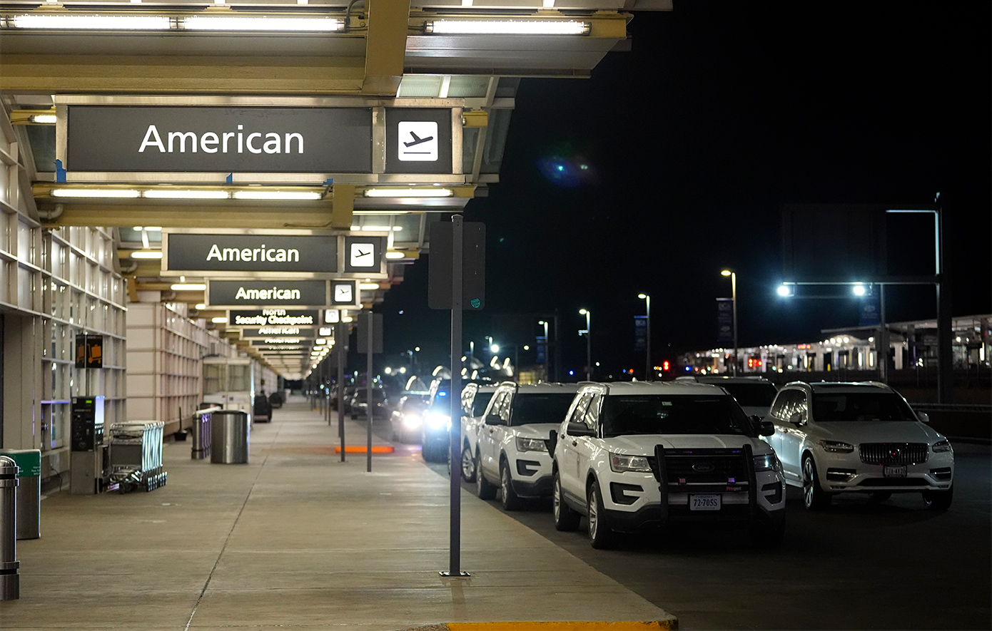 Τραγωδία στην Ουάσινγκτον: Αεροπλάνο με δεκάδες επιβάτες συγκρούστηκε με ελικόπτερο του στρατού Τραγωδία στην Ουάσινγκτον: Αεροπλάνο με δεκάδες επιβάτες συγκρούστηκε με ελικόπτερο του στρατού