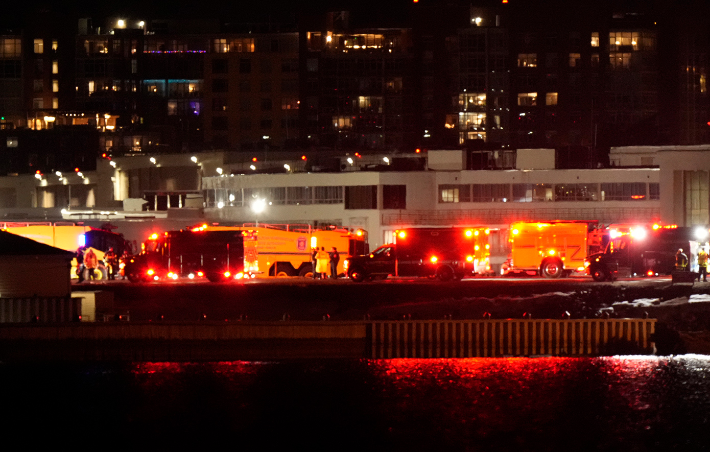 Τραγωδία στην Ουάσινγκτον: Αεροπλάνο με δεκάδες επιβάτες συγκρούστηκε με ελικόπτερο του στρατού Τραγωδία στην Ουάσινγκτον: Αεροπλάνο με δεκάδες επιβάτες συγκρούστηκε με ελικόπτερο του στρατού