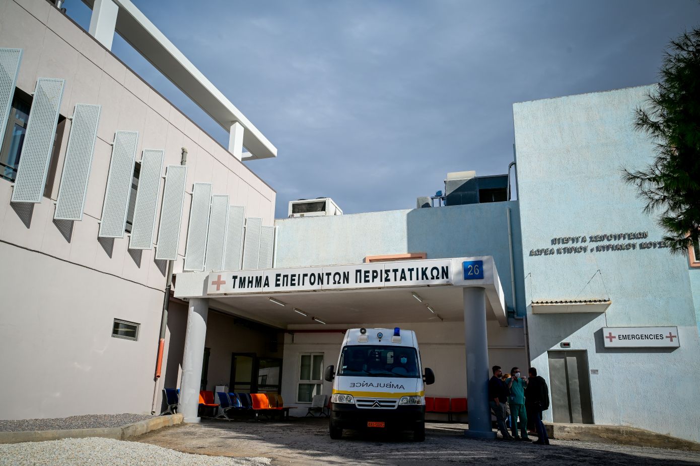 Τρόμος στο Ασκληπιείο Βούλας: Γνωστός δικηγόρος απείλησε να σκοτώσει την αδελφή του – Τι βρήκαν πάνω του οι αστυνομικοί