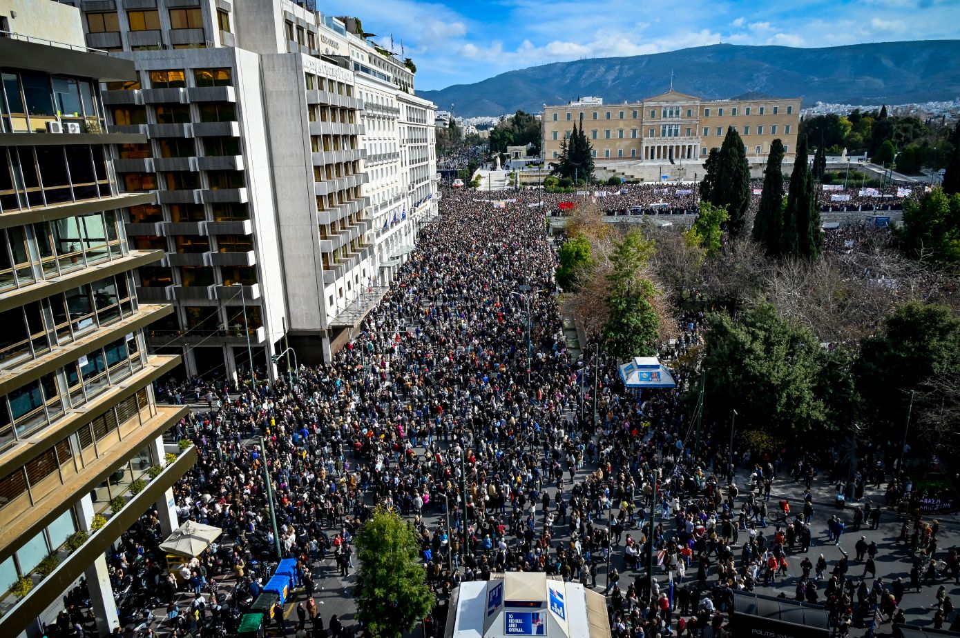 Αναστέλλονται τα μαθήματα στο ΑΠΘ ενόψει της συγκέντρωσης των Τεμπών – Μεσίστιες οι σημαίες