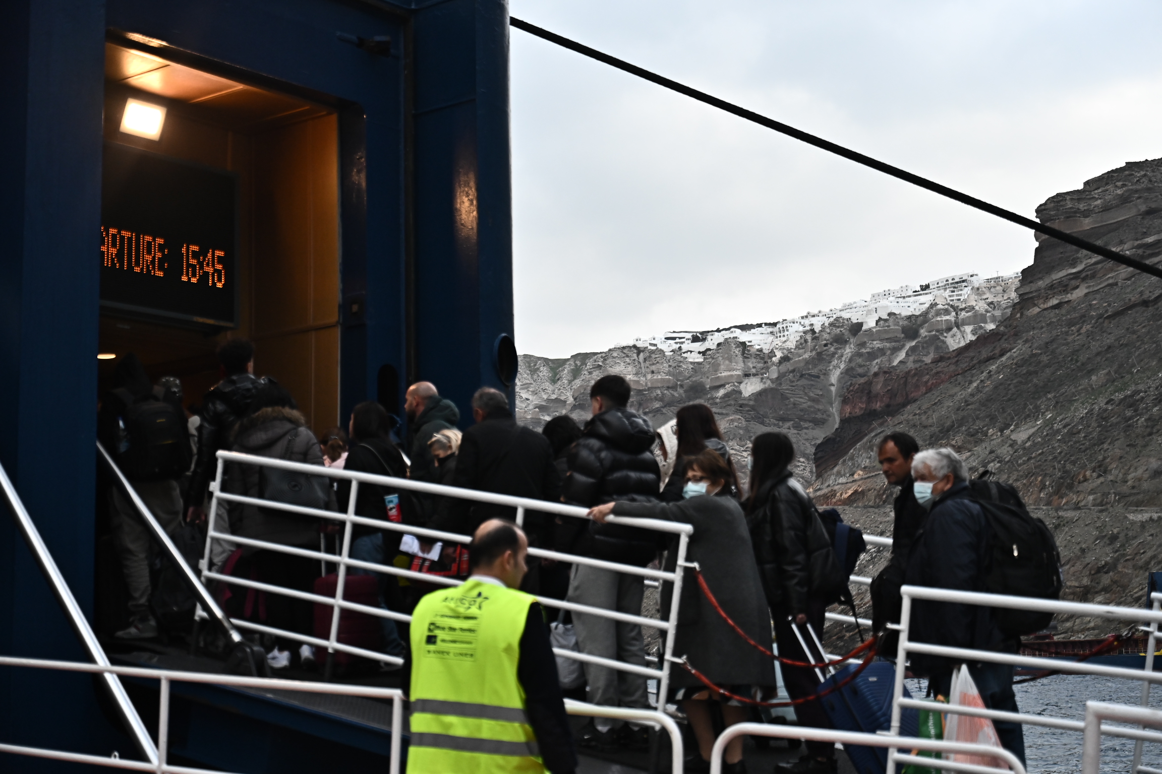 Μεγάλες ουρές στο λιμάνι της Σαντορίνης: Εγκαταλείπουν το νησί υπό τον φόβο νέου ισχυρότερου σεισμού &#8211; Φωτογραφίες και βίντεο