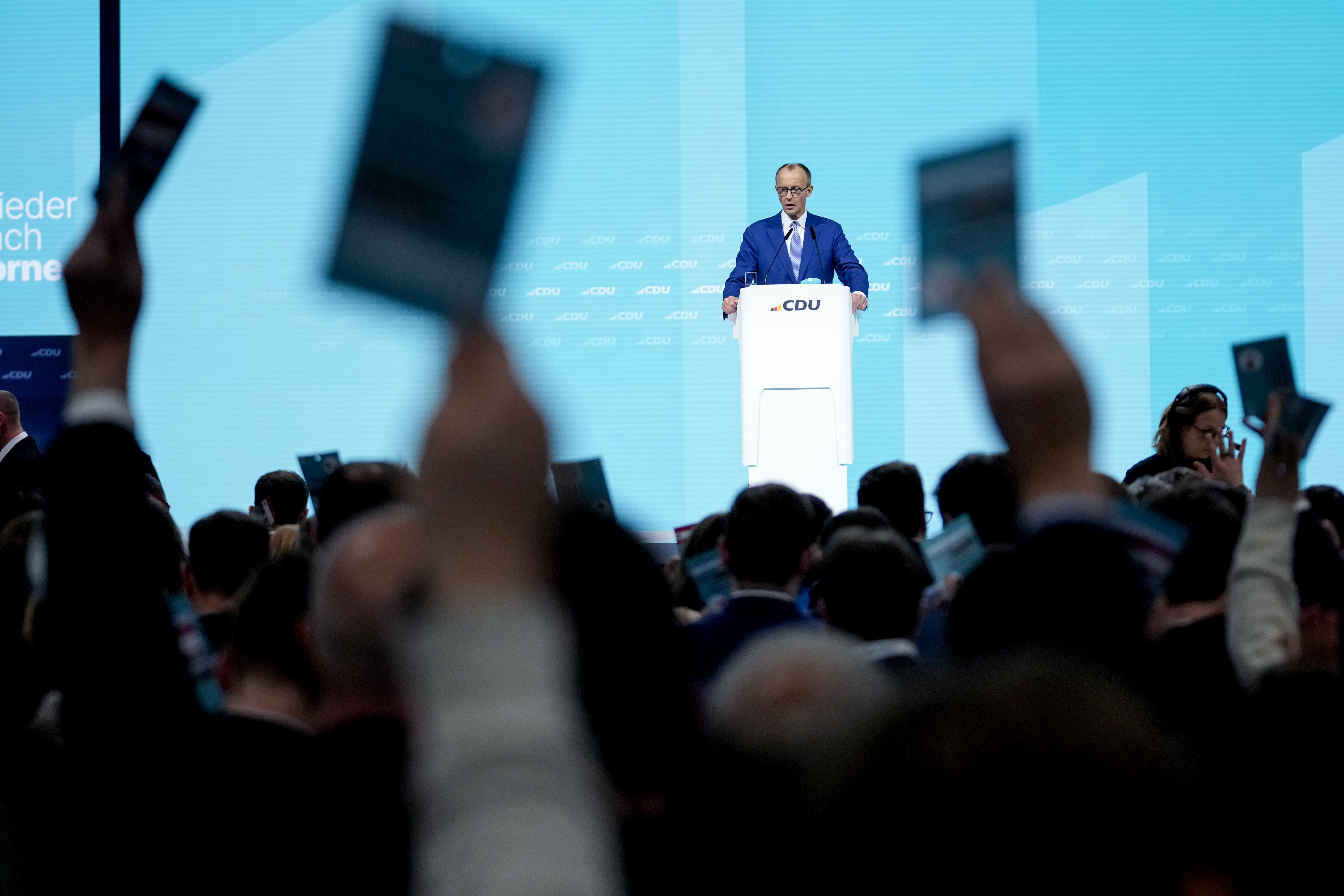 Διαδηλωτές στο συνέδριο του CDU για τη συμπόρευση με την Ακροδεξιά στη μετανάστευση