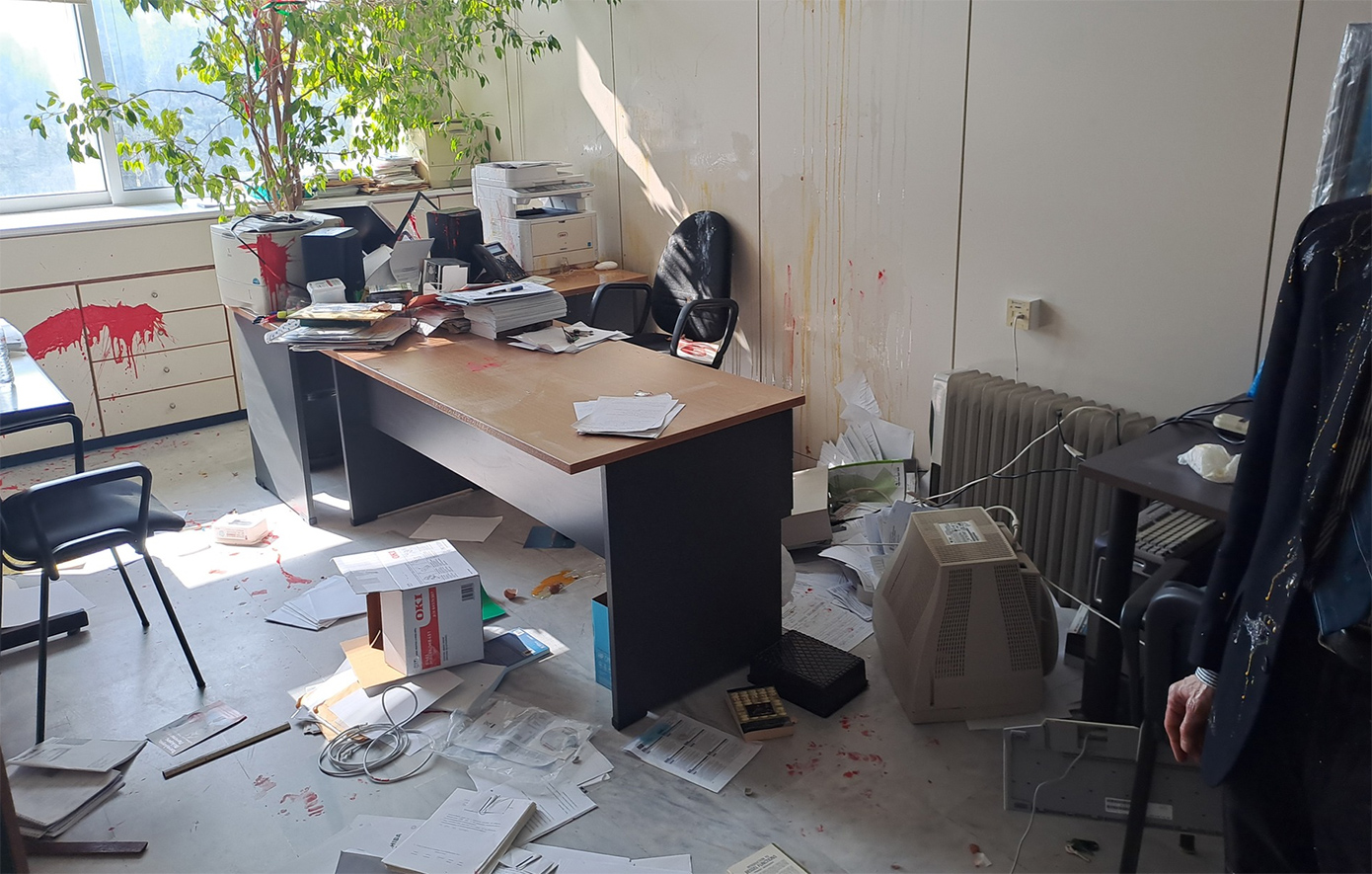 «Εάν ξανακάνεις οτιδήποτε, θα σε σκοτώσουμε» – Επίθεση κουκουλοφόρων σε καθηγητή του ΕΚΠΑ