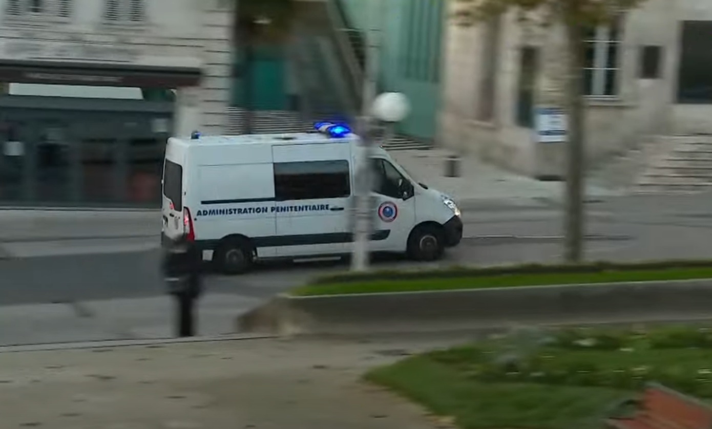 Γάλλος χειρουργός δικάζεται για βιασμούς και σεξουαλική κακοποίηση παιδιών – Ξυπνούν μνήμες από την υπόθεση Πελικό