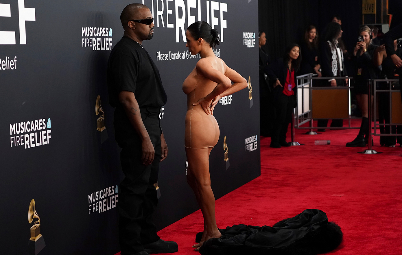 Η Μπιάνκα Σενσόρι εμφανίστηκε γυμνή στο κόκκινο χαλί των Grammy και την έδιωξαν από την εκδήλωση