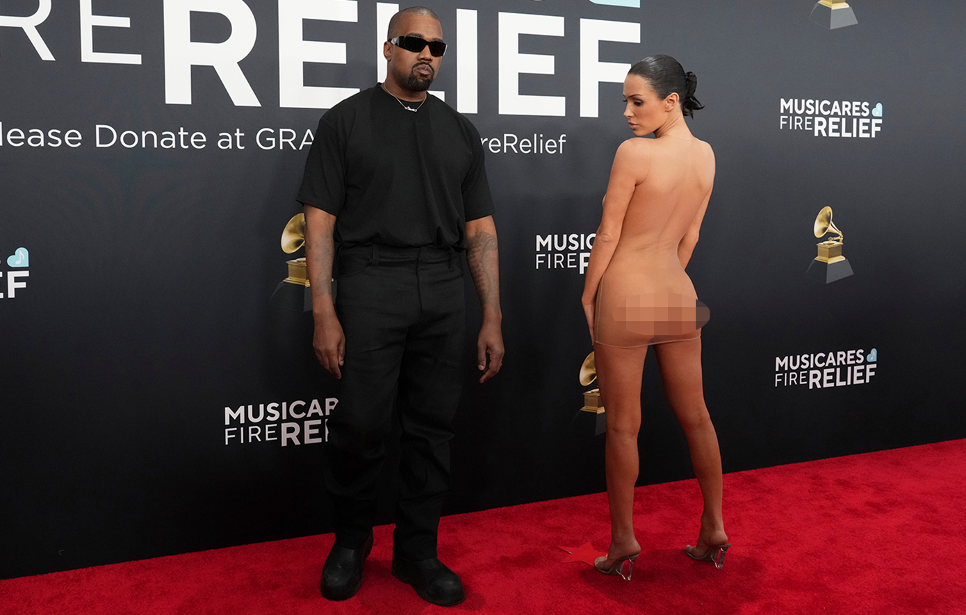 Η Μπιάνκα Σενσόρι εμφανίστηκε γυμνή στο κόκκινο χαλί των Grammy και την έδιωξαν από την εκδήλωση