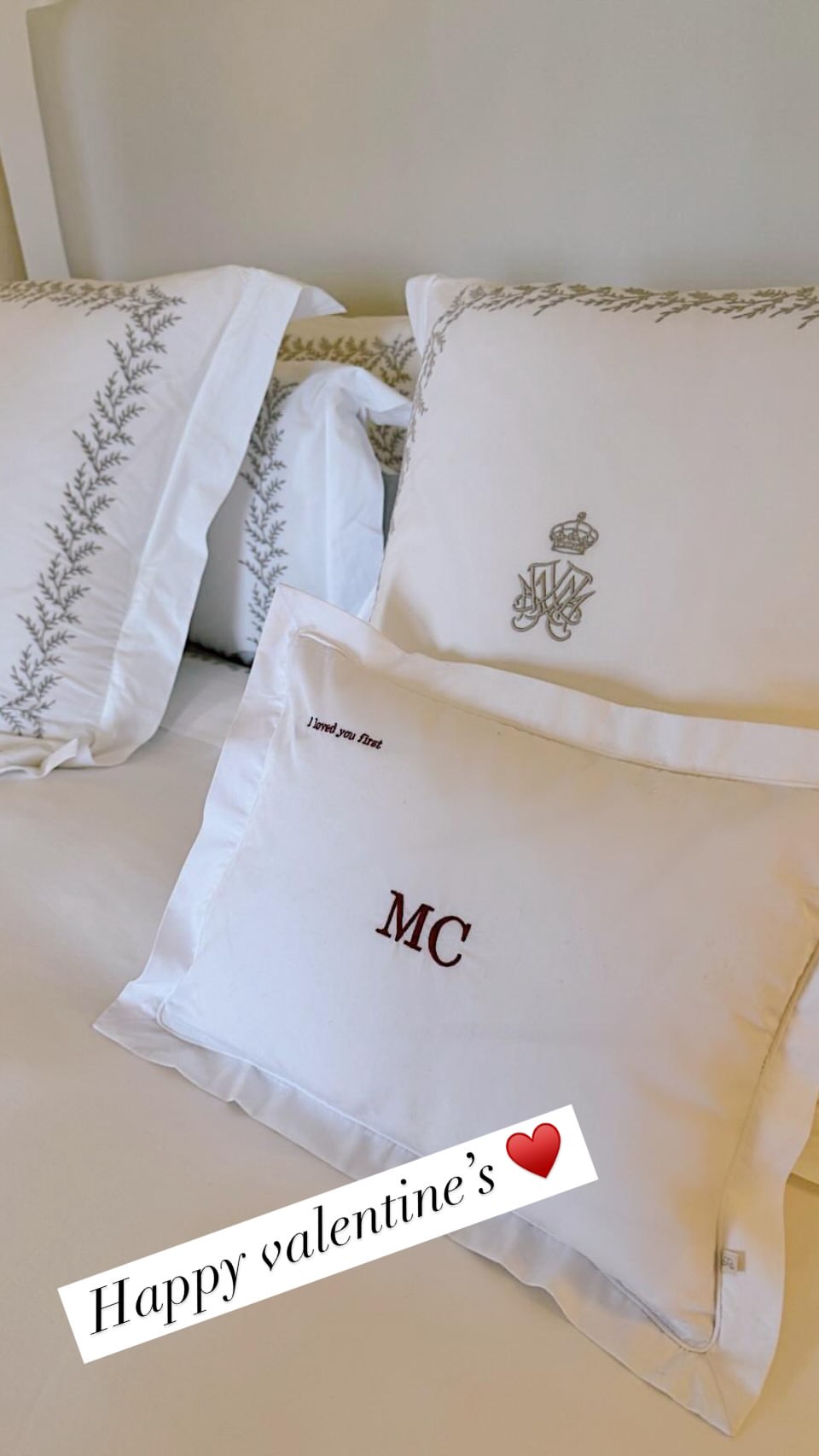Μαρί Σαντάλ: 'Αποψη της  κρεβατοκάμαρά της - Οι μαξιλαροθήκες με την κορώνα και το μονόγραμμα 