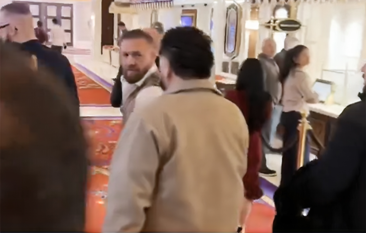 Ο Conor McGregor φτύνει στο πρόσωπο υποστηρικτή του Nurmagomedov – Δείτε το περιστατικό
