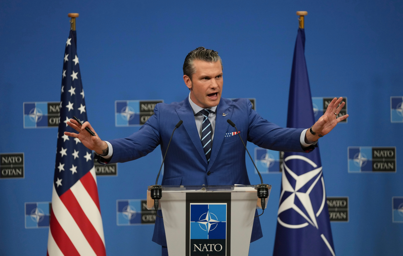 «Ο “Θείος Σαμ” δεν θα γίνει “Θείος Κορόιδο”» – Αυστηρό μήνυμα του Αμερικανού υπουργού Άμυνας στην Ευρώπη