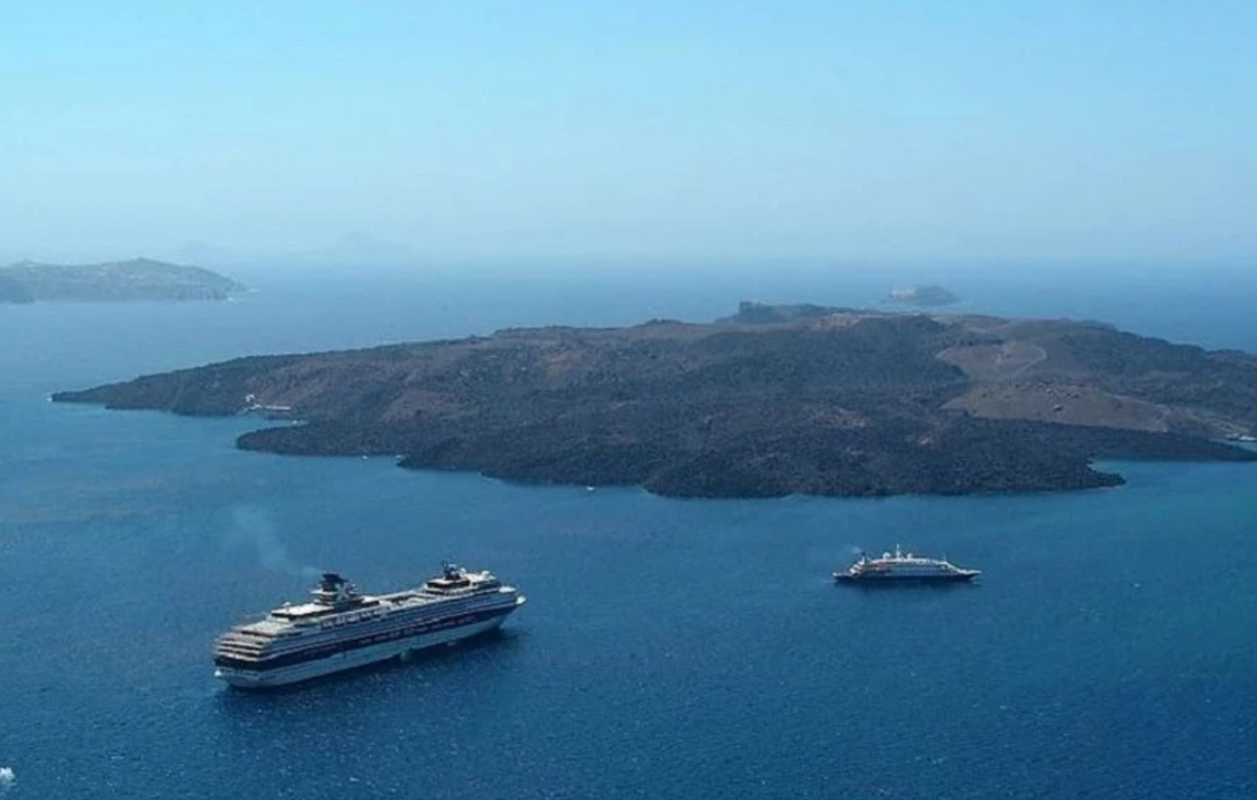 «Το ηφαίστειο Κολούμπο αποτελεί σοβαρή απειλή, μπορεί να ξυπνήσει» – Τι αποκάλυψε έρευνα στη Σαντορίνη πριν από έναν χρόνο