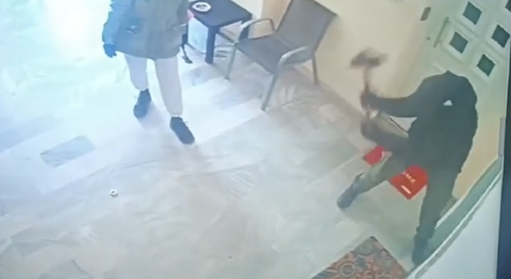 Επίθεση με βαριοπούλα από αγνώστους στο γραφείο του βουλευτή της Νέας Δημοκρατίας στη Θεσσαλονίκη Φάνη Παππά
