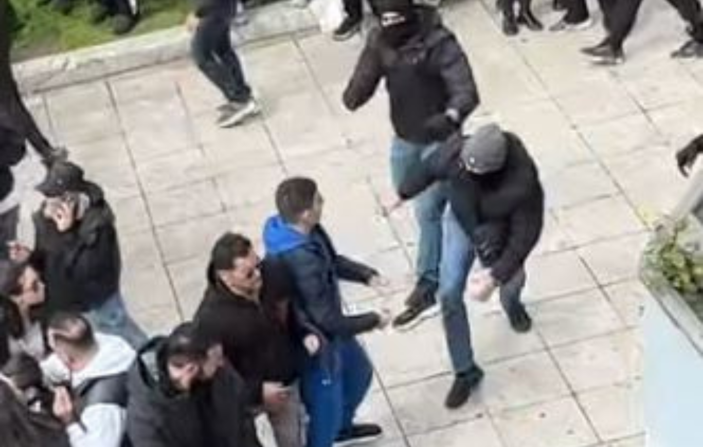 Κουκουλοφόροι επιτέθηκαν σε διαδηλωτή στο Σύνταγμα – Δείτε βίντεο