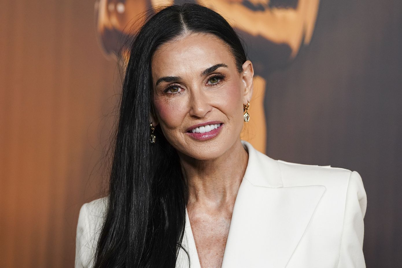 H Demi Moore φόρεσε ένα (υπέροχο) ιβουάρ κοστούμι που έκρυβε μία μοναδική λεπτομέρεια στο πίσω μέρος